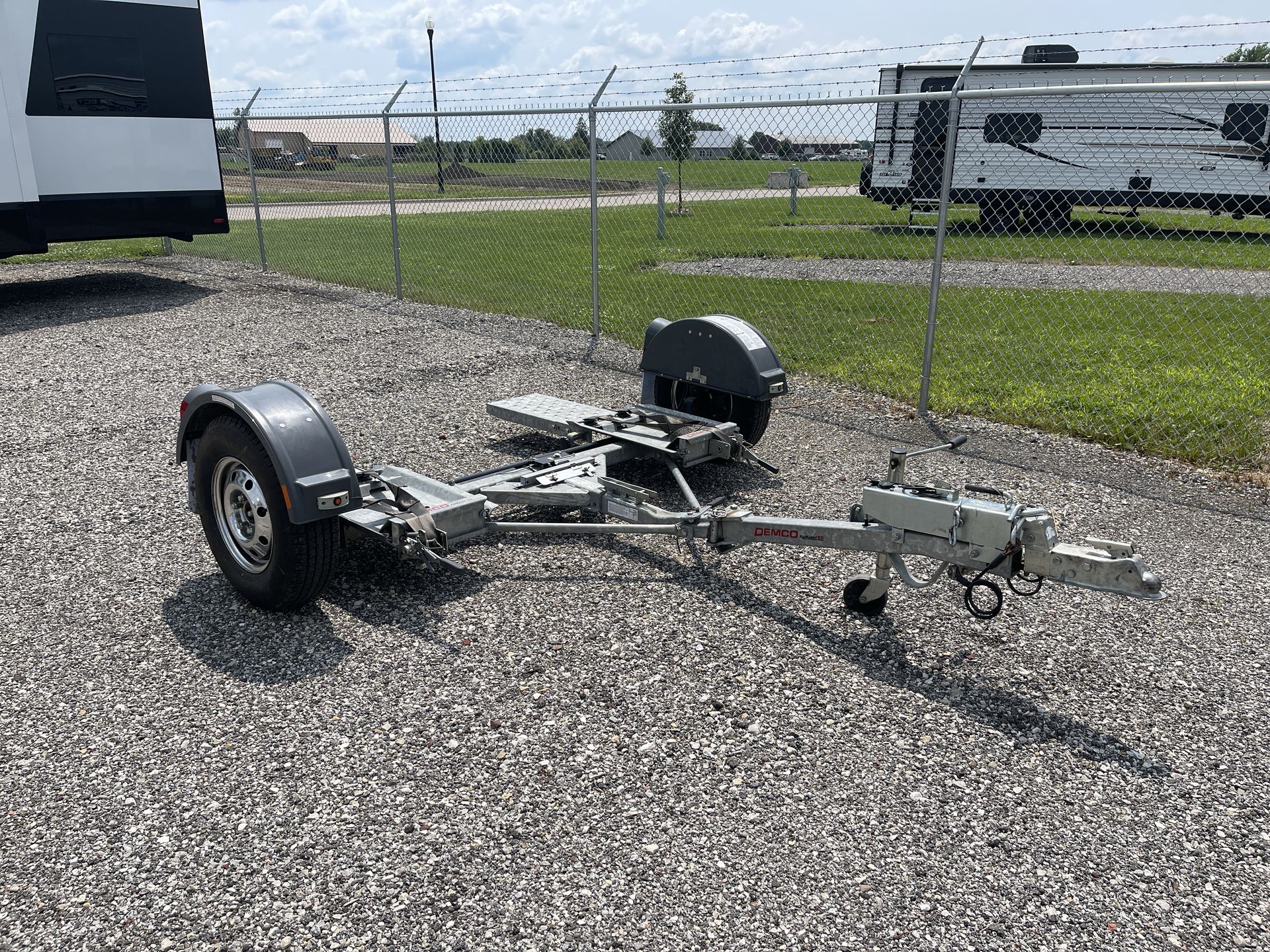 2019 DEMCO TOW DOLLY 9713049